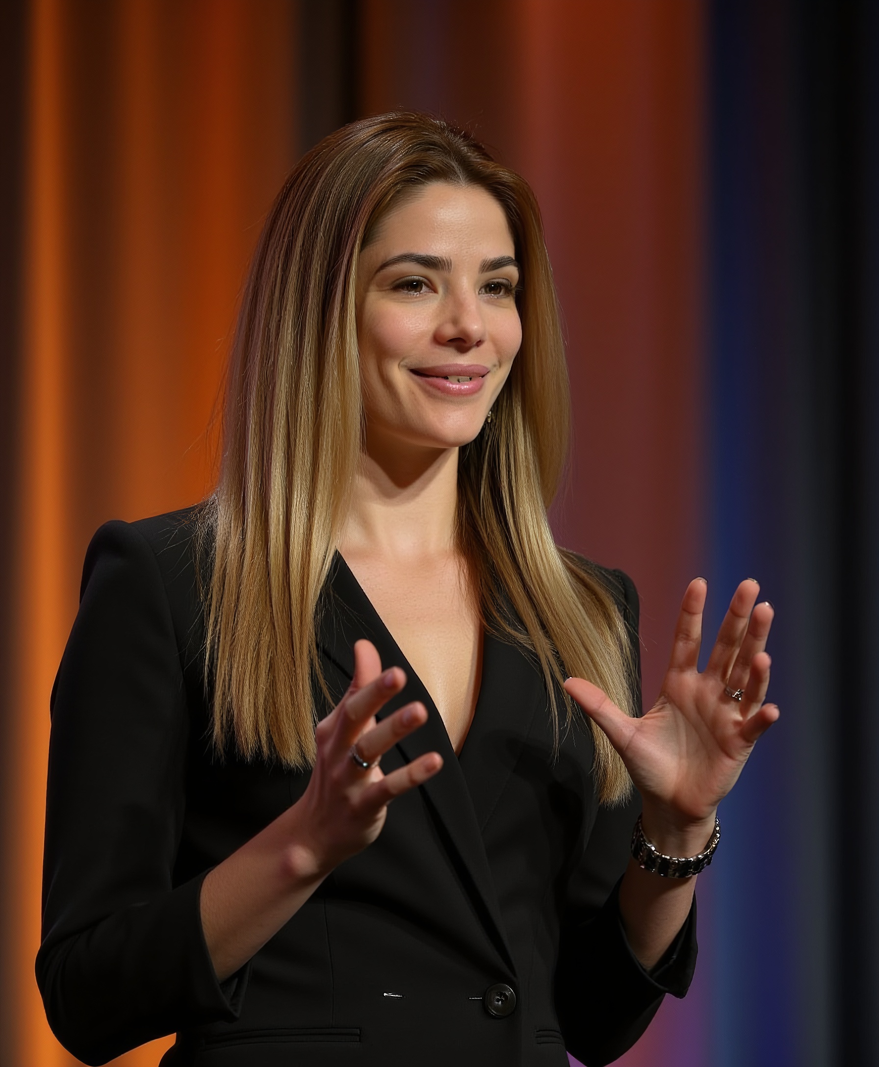 Natalia Fumero explaining a strategy